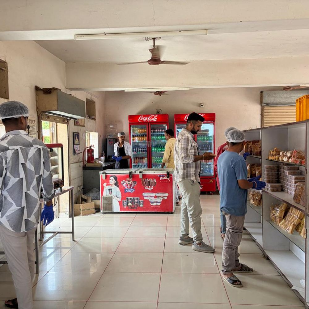 હિના પાનમાંથી 59.3 કિલો અખાદ્ય ખોરાકનો નાશ કરાયો‎:ટીંબાવાડીના પ્રેમવતી ભોજનાલયને રૂ. 10,000નો દંડ, 20 કિલો કઠોળ- 6 કિલો વેજીટેબલ ઘીનો નાશ