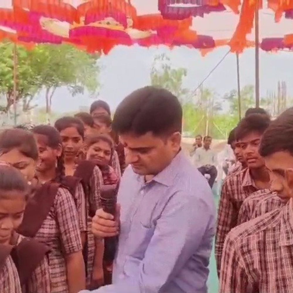 IFSની વિદ્યાર્થીઓને દારૂ-કુપોષણ સામે સત્યાગ્રહની સલાહ:નસવાડીના પ્રવેશોત્સવમાં ડૉ. ગંગાશરણ સિંઘે કહ્યું- વાલીઓ માવા ખાય કે દારૂ પીતા હોય, 'પપ્પા ન કહો' જ્યાં સુધી છોડે નહીં