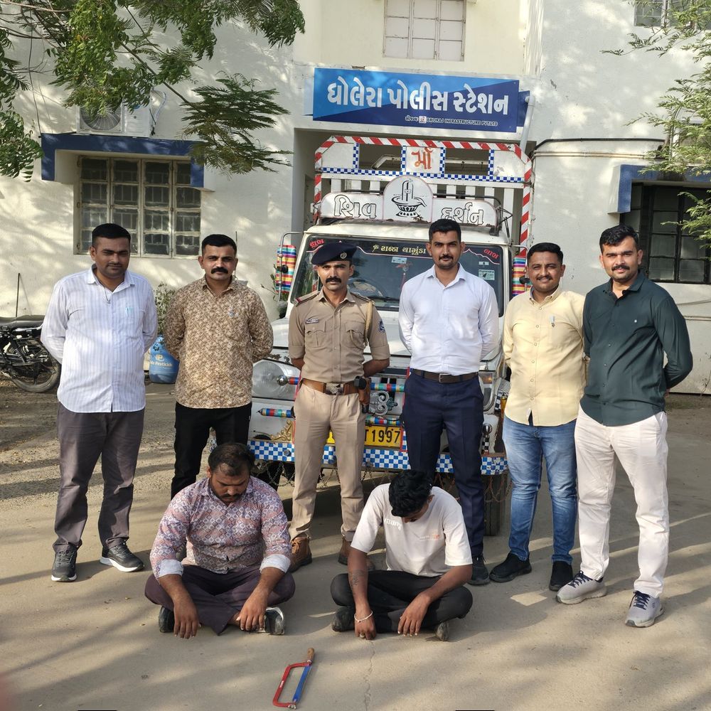ધોલેરા પોલીસે વીજ લાઇન વાયર ચોરીનો ભેદ ઉકેલ્યો:ગોગલા નજીક જેટકોની 400 કે.વી. ટ્રાન્સમિશનમાંથી કંડક્ટર વાયર ચોરાયા હતા, ₹4.60 લાખના મુદ્દામાલ સાથે બે આરોપી ઝડપાયા