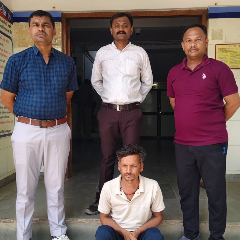 ગઢડામાં ઘરફોડ ચોરીનો આરોપી ઝડપાયો:ત્રણ માસથી ફરાર અરવિંદ મકવાણા સિપાઈ સોસાયટી ચોરી કેસમાં પકડાયો