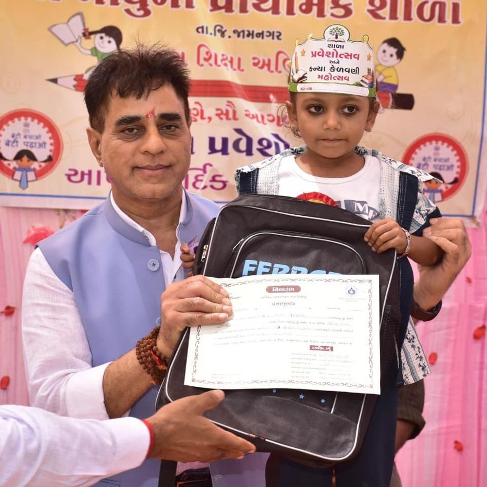 જામનગરમાં આરોગ્ય મંત્રીએ 175 બાળકોને શાળા પ્રવેશોત્સવ કરાવ્યો:પ્રફુલ પાનશેરીયાએ કહ્યું, કન્યા કેળવણી દીકરીઓના ઉજ્જવળ ભવિષ્ય માટે મહત્વપૂર્ણ