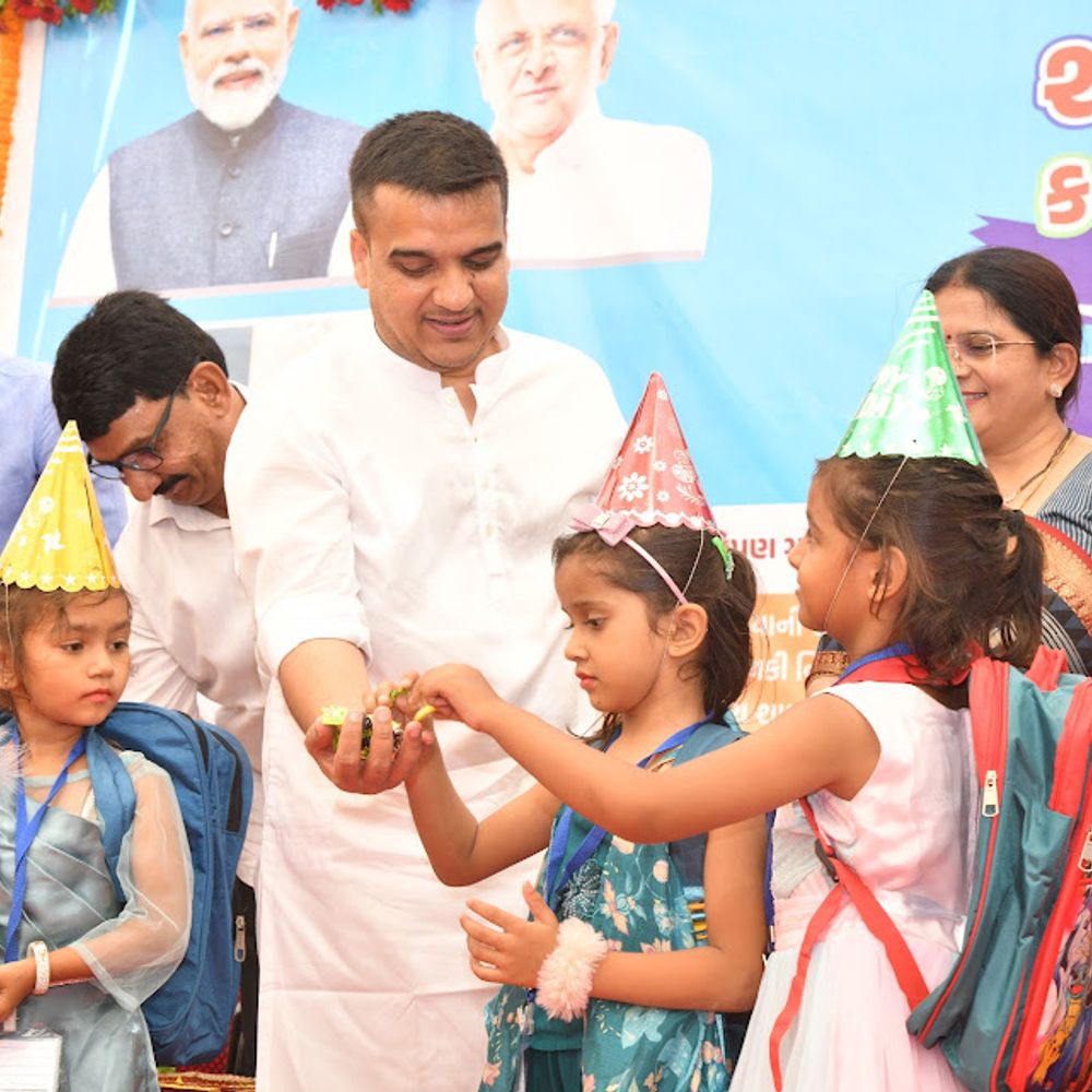 નાયબ મુખ્યમંત્રી હર્ષ સંઘવીએ 402 વિદ્યાર્થીઓને પ્રવેશ આપી સુરક્ષાના શપથ લેવડાવ્યા