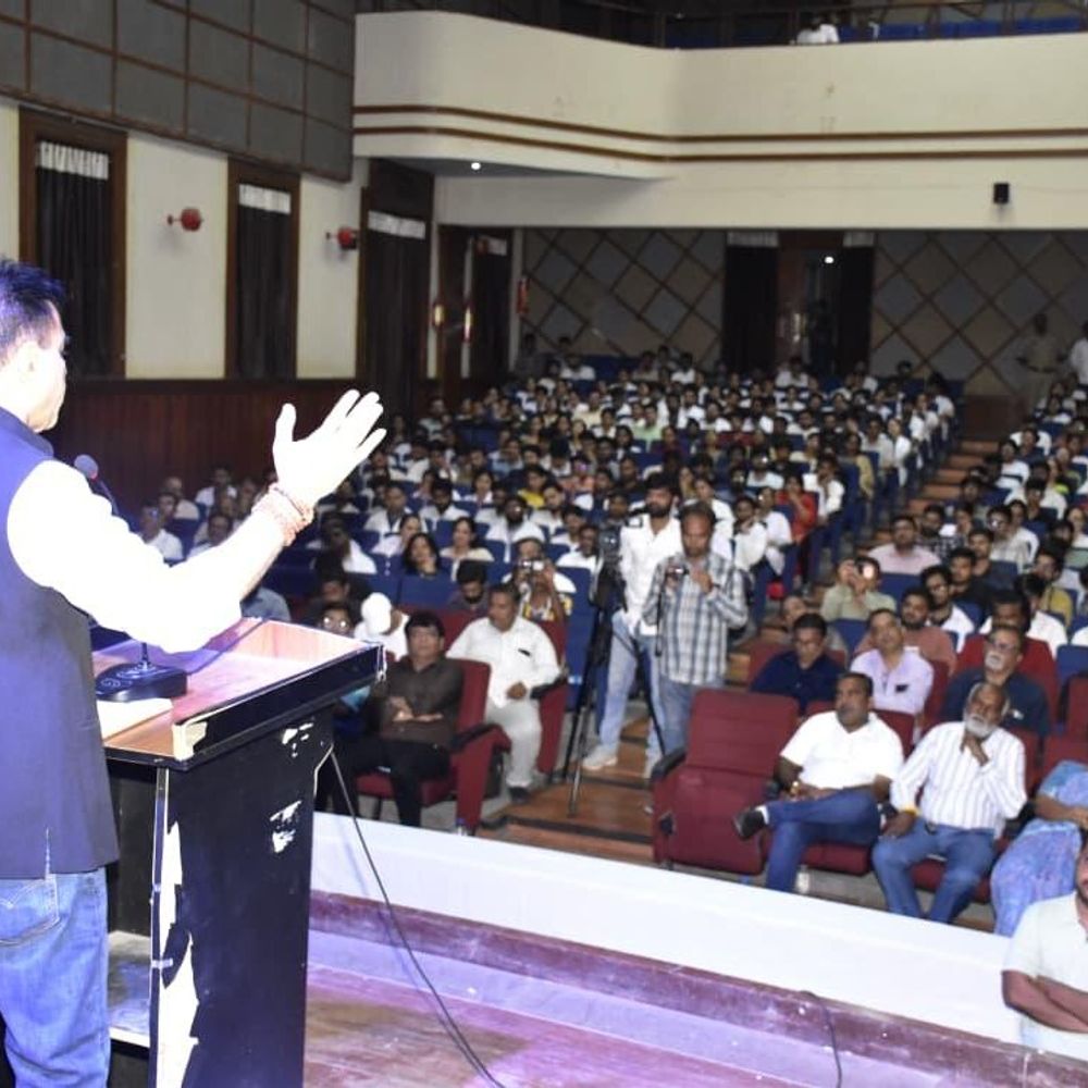 આરોગ્ય મંત્રી પ્રફુલ પાનશેરીયાએ વિદ્યાર્થીઓ સાથે સંવાદ કર્યો:જામસાહેબે પોલેન્ડના બાળકોને આપેલા આશ્રયને યાદ કર્યો, જામનગરની મેડિકલ કોલેજમાં 'નમો મૈત્રી ગોષ્ઠી', Cath Lab બનશે