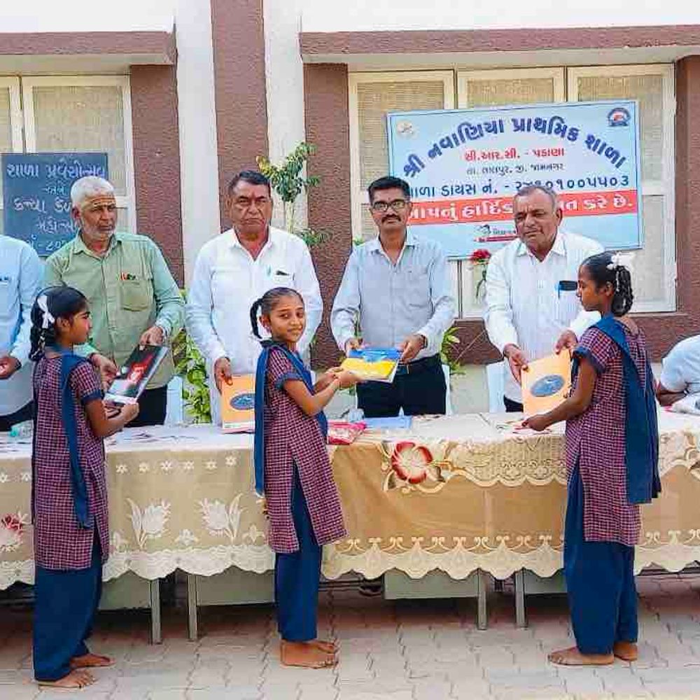 લાલપુરની શાળાઓમાં શાળા પ્રવેશોત્સવ ઉજવાયો:આંગણવાડી, બાલવાટિકા, ધોરણ-1ના બાળકોને પ્રવેશ અપાયો, શૈક્ષણિક કીટનું વિતરણ