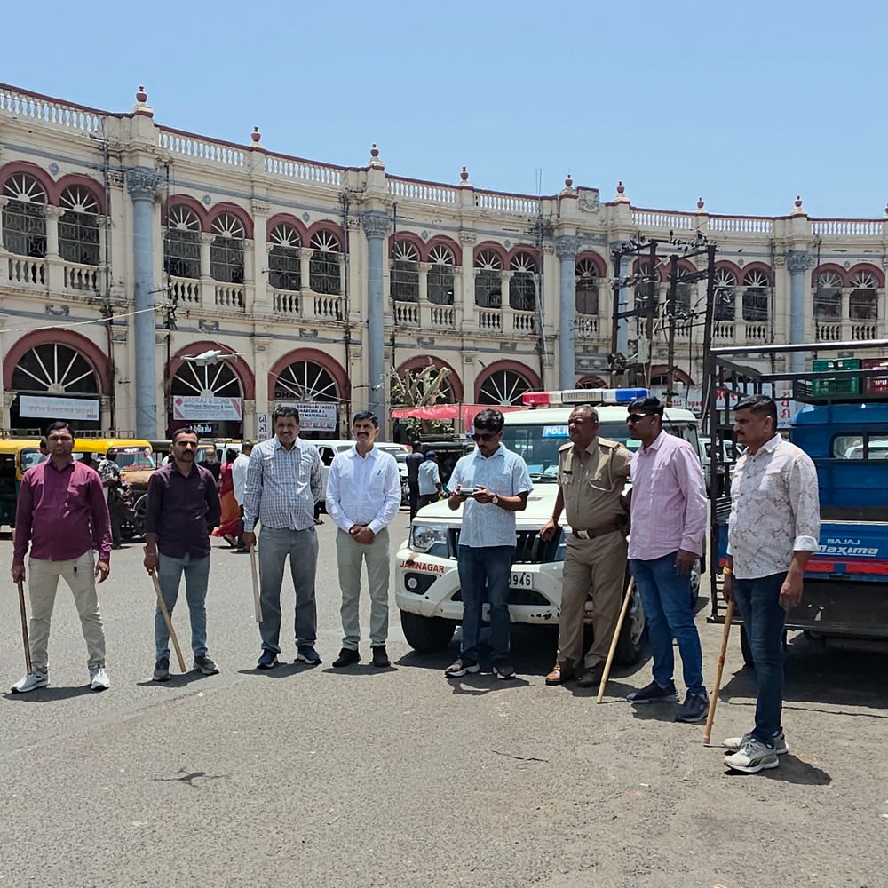 જામનગરમાં મોહર્રમ પૂર્વે ડ્રોનથી સઘન ચેકિંગ:SOG દ્વારા દરબારગઢ સર્કલ સહિત સંવેદનશીલ વિસ્તારો પર નજર; રેન્જ IG નિર્લિપ્ત રાયની પોલીસ તંત્રને સતર્ક રહેવા સૂચના