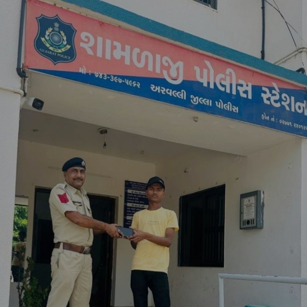 શામળાજી પોલીસે ગુમ થયેલો મોબાઈલ શોધી કાઢ્યો:CEIR પોર્ટલની મદદથી અરજદારને પરત સોંપ્યો