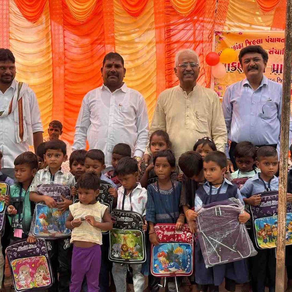 અમીરગઢની ચિકણવાસ શાળામાં શાળા પ્રવેશોત્સવ:નવા વિદ્યાર્થીઓનું સ્વાગત કરાયું, જિલ્લા પ્રમુખ અને આરોગ્ય સમિતિના ચેરમેન હાજર રહ્યાં