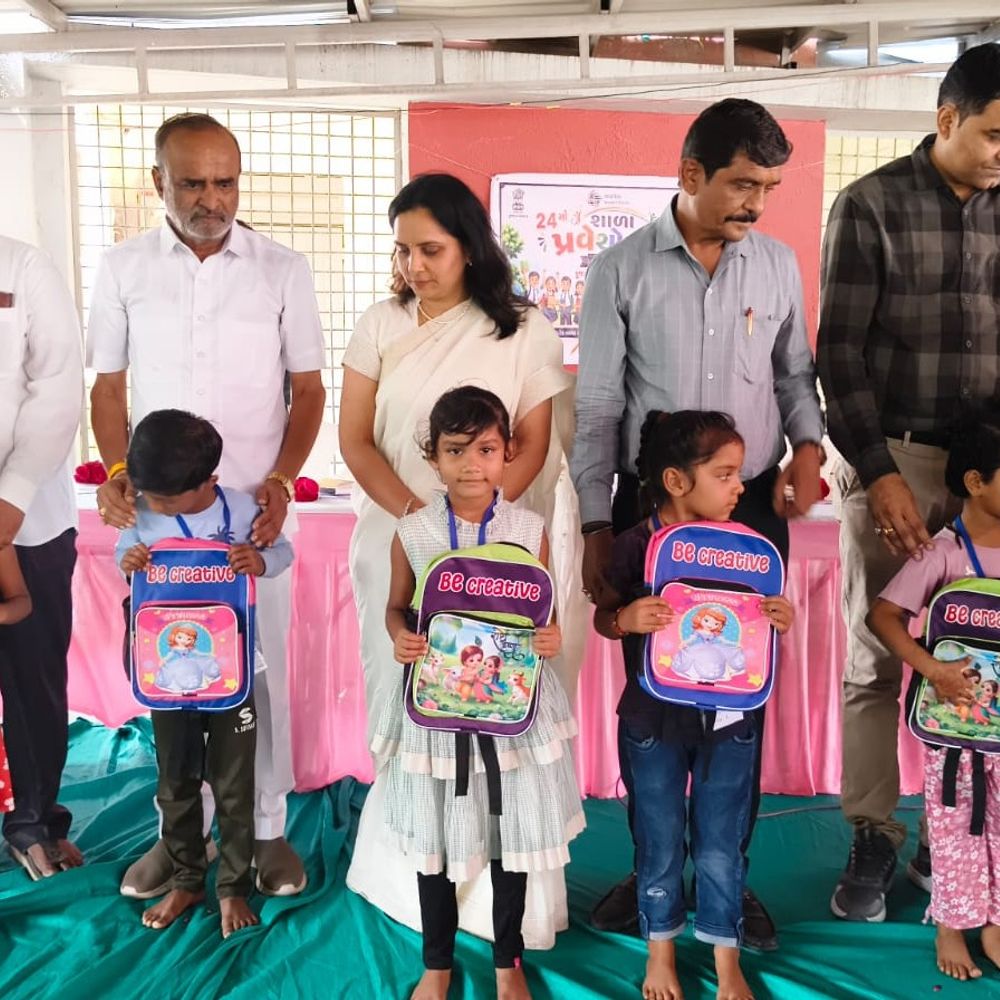 કુજાડ ગામે શાળા પ્રવેશોત્સવ યોજાયો:કન્યા કેળવણી મહોત્સવ અંતર્ગત વિદ્યાર્થીઓનું સ્વાગત કરાયું
