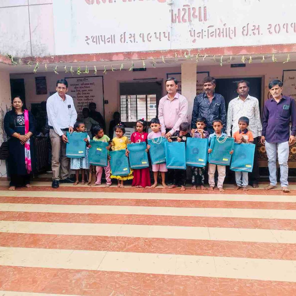 લાલપુરના ખટિયા ગામે શાળા પ્રવેશોત્સવ ઉજવાયો:ખટિયા પ્રાથમિક શાળામાં નવા વિદ્યાર્થીઓનું ઉત્સાહભેર સ્વાગત