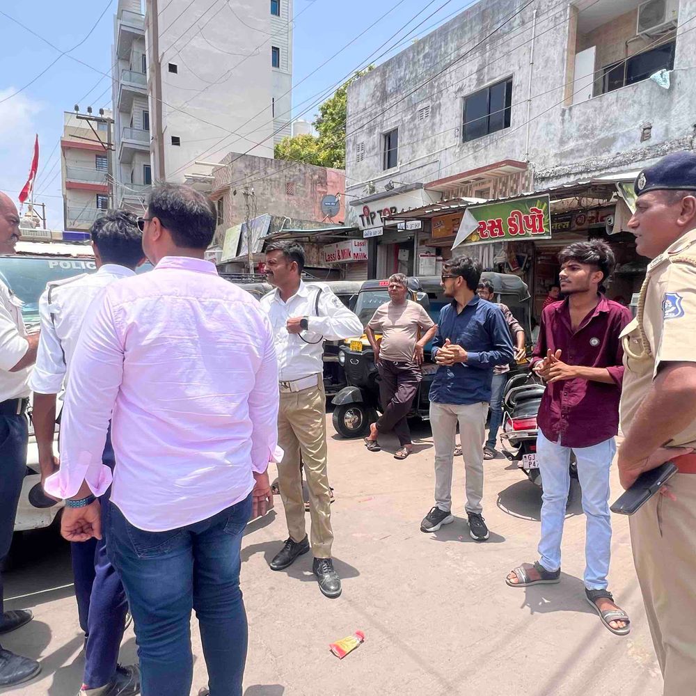 દ્વારકામાં ટ્રાફિક ઝુંબેશ, નિયમ ભંગ કરનાર સામે કાર્યવાહી:નંબર પ્લેટ વિનાના વાહનો ડિટેઇન, લાયસન્સ વગરના ચાલકોને દંડ