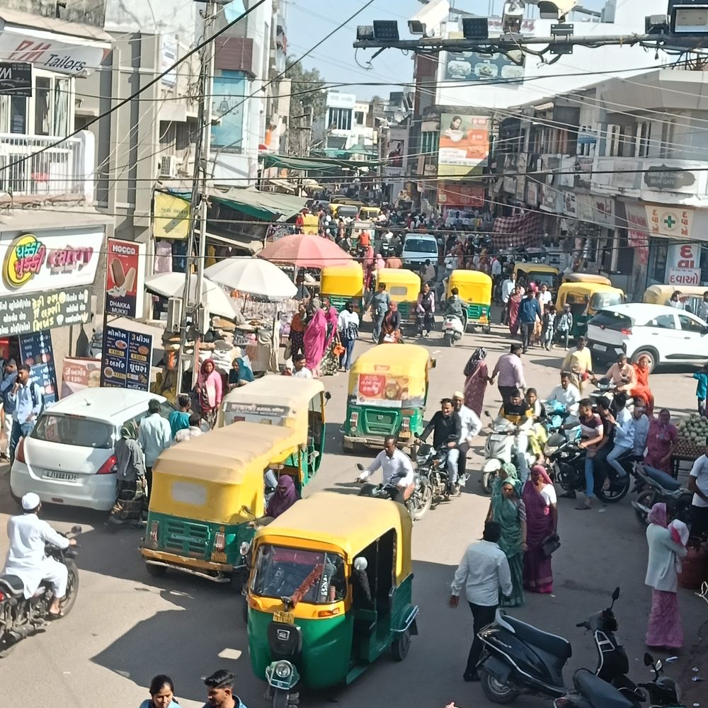 એસપીના લોક દરબારમાં વેપારીઓની રજૂઆત છતાં સમસ્યા ઠેરની ઠેર:પાલનપુર દિલ્હી ગેટથી બારડપુરા માર્ગ પર આડેધડ રિક્ષા પાર્કિંગથી ટ્રાફિકજામ