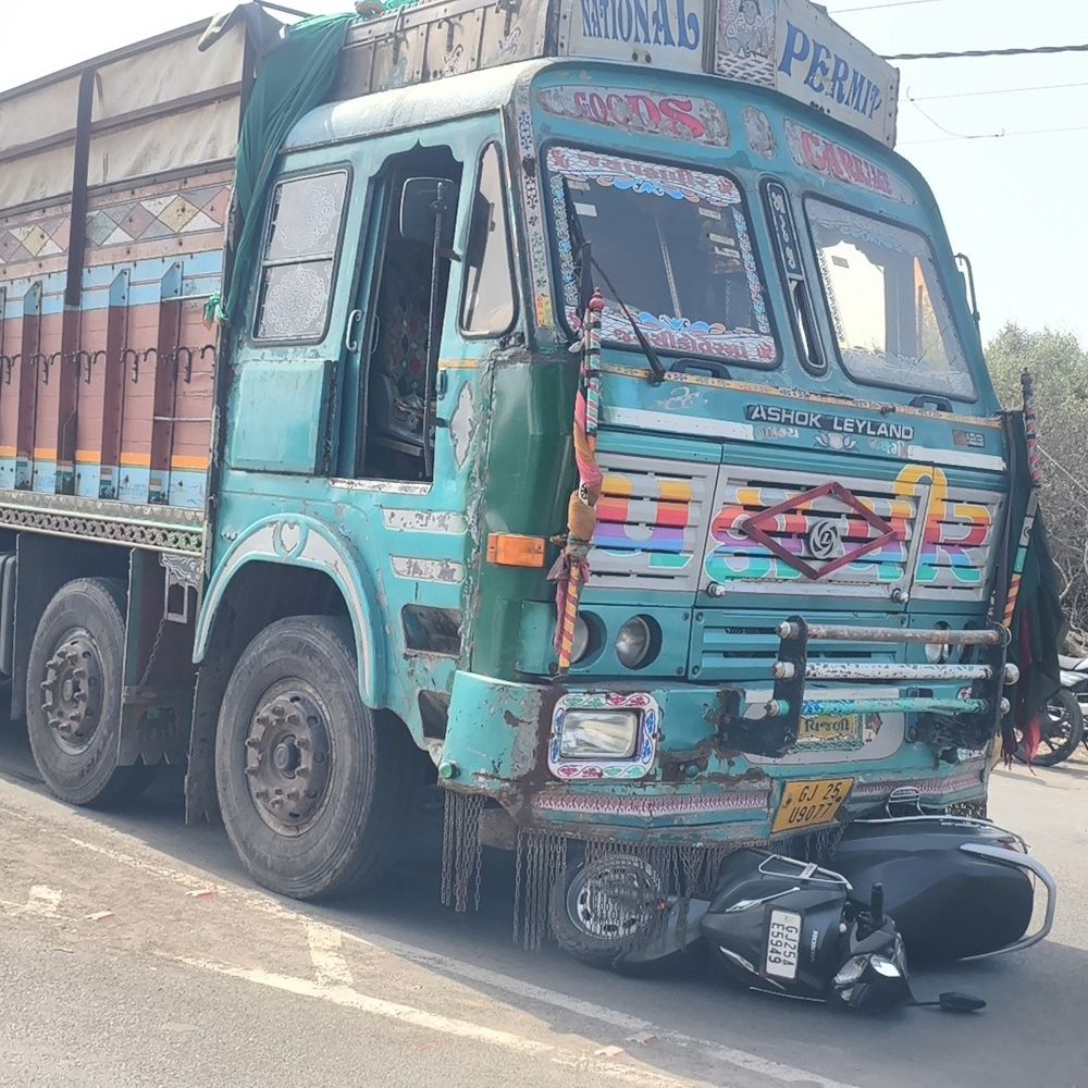 પોરબંદરમાં ટ્રક-બાઇક અકસ્માત: એક મહિલાનું મોત:જયુબેલી ચાર રસ્તા નજીકની ઘટના, એક મહિલા ગંભીર