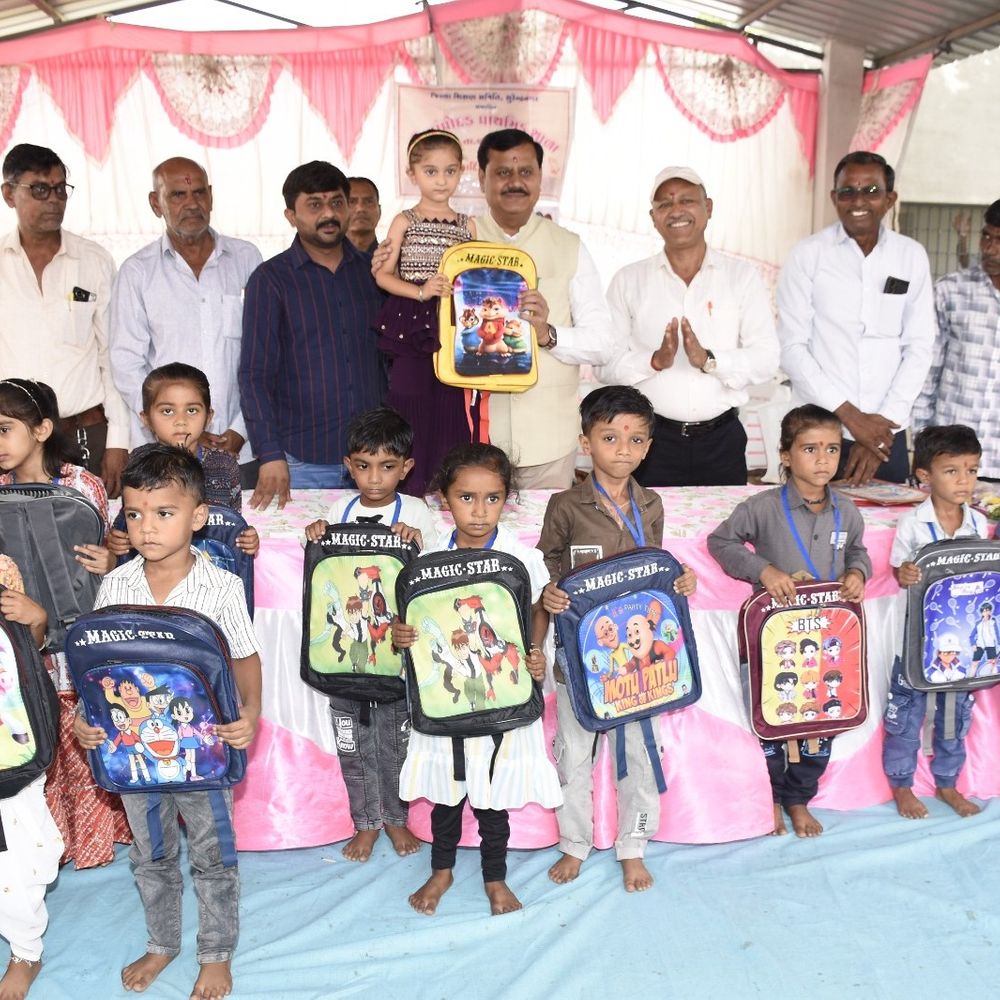 ઝાંપોદર, મેમકા, સિદ્ધાર્થમાં પ્રવેશોત્સવ યોજાયો:નાયબ મુખ્ય દંડક જગદીશભાઈ મકવાણાએ બાળકોને પ્રવેશ અપાવ્યો