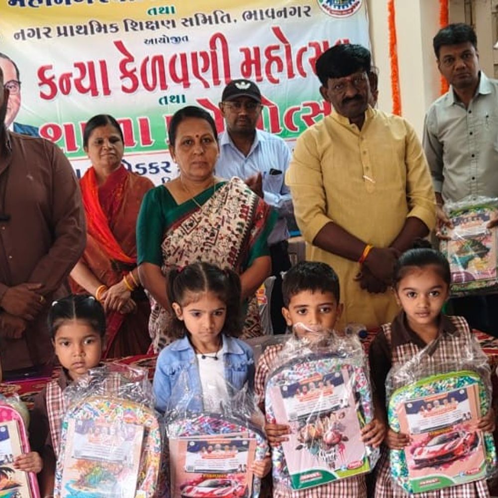 ભાવનગરમાં ડૉ. આંબેડકર શાળામાં પ્રવેશોત્સવ યોજાયો:બાળવાટિકા અને આંગણવાડીના બાળકોનું સ્વાગત કરાયું, તેજસ્વી વિદ્યાર્થીઓ સન્માનિત