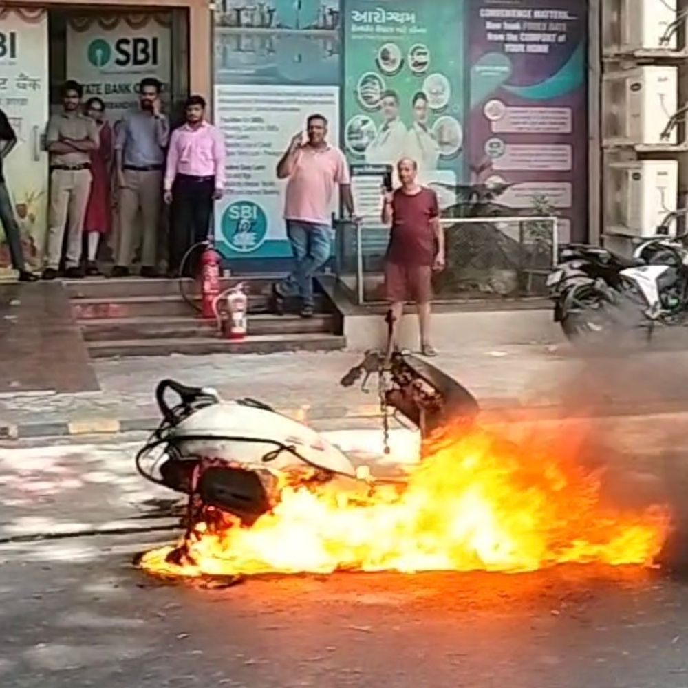 પોરબંદરના યુગાન્ડા રોડ પર ચાલુ બાઇકમાં આગ:ફાયરબ્રિગેડે સમયસર આગ પર કાબૂ મેળવ્યો, બાઈક બળીને ખાખ, ચાલકનો બચાવ