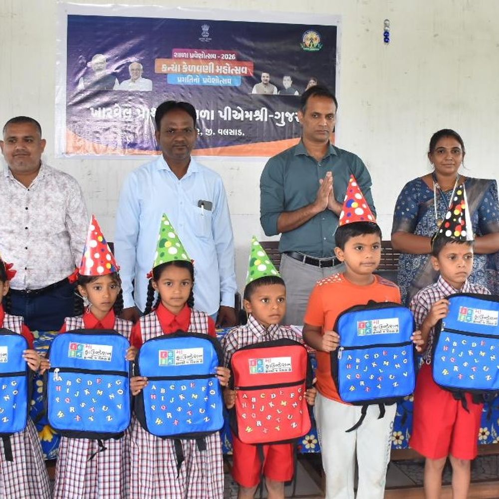 ખારવેલની 100 વર્ષ જૂની શાળામાં પ્રવેશોત્સવ:કલેક્ટરે વાલીઓને બાળકોમાં વિજ્ઞાન પ્રત્યે રુચિ વધારવા અનુરોધ કર્યો, 45 બાળકોને પ્રવેશ અપાયો