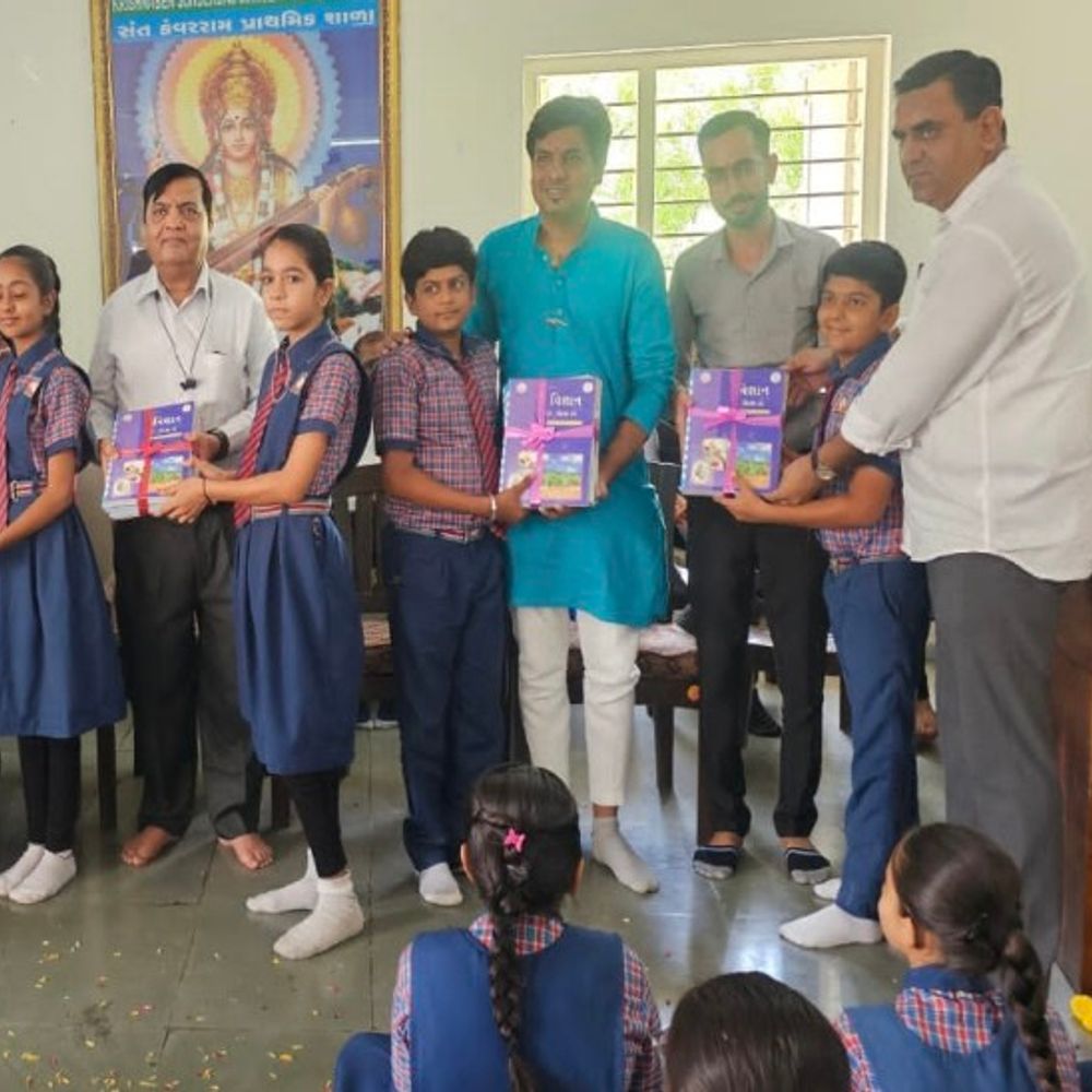 ભાવનગર જિલ્લામાં શાળા પ્રવેશોત્સવ:સંત કવરરામ પ્રાથમિક શાળા ખાતે ભાવનગરના મેયરના હસ્તે બાળકોને પ્રવેશ