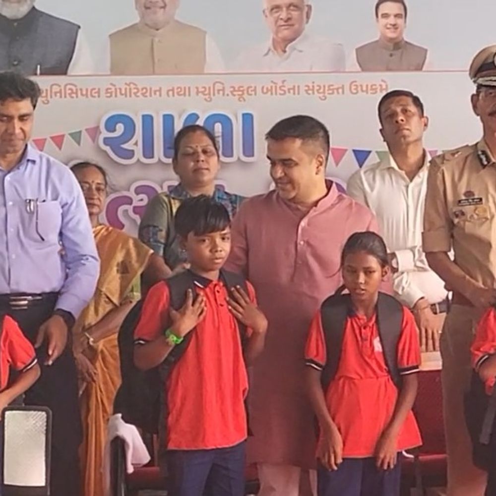 કટોરો છોડી બાળકો પકડશે કલમ:થલતેજમાં ભિક્ષુક પરિવારના 23 બાળકોને હર્ષ સંઘવીના હસ્તે શાળામાં પ્રવેશ, કહ્યું માતા-પિતા ટુ-વ્હીલરો સાથે નીકળે તો હેલ્મેટ પહેરે
