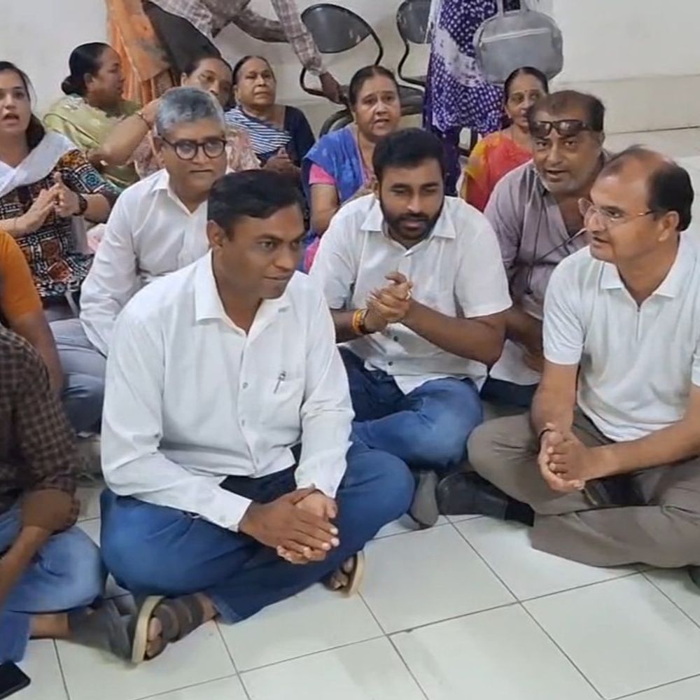 પૌરાણિક મંદિરના જીર્ણોદ્ધાર મુદ્દે મહિલાઓના ધરણા:50 લાખની ગ્રાન્ટ છતાં શીતળા કુંડ અને શિવ મંદિર જર્જરિત, સ્થાનિકોના ચેરમેનની ચેમ્બર બહાર કલાકો સુધી ધરણા