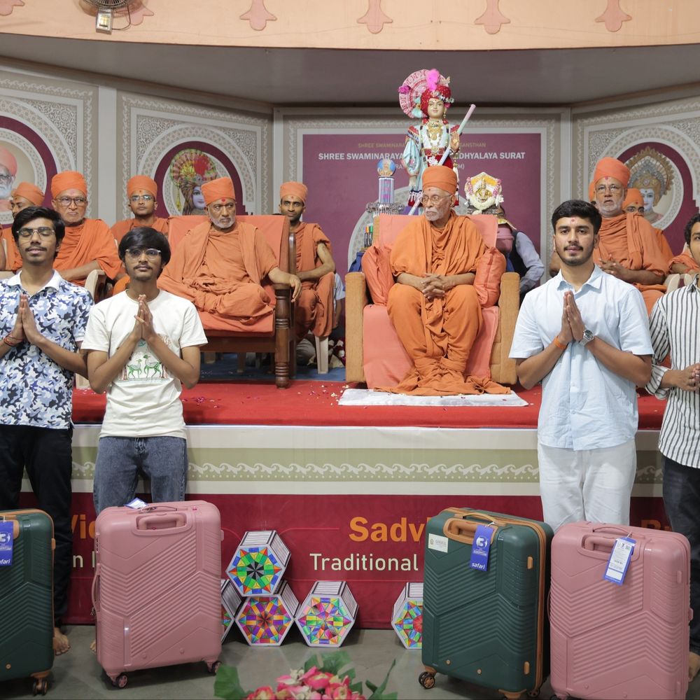 IITમાં પ્રવેશ મેળવનારા ગુરુકુળના વિદ્યાર્થીઓ સન્માનિત:દેવકૃષ્ણદાસજી સ્વામીએ કહ્યું, રાષ્ટ્રની પ્રગતિ શિક્ષણ પર નિર્ભર, મોબાઈલ છોડી ગાંધી-પટેલના આદર્શો અપનાવવા આહવાન