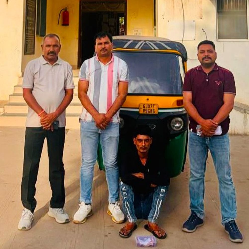 રિક્ષામાં પેસેન્જરોની નજર ચૂકવી ચોરી કરતી ગેંગનો પર્દાફાશ:મહેસાણા LCBએ 20 હજારની રોકડ અને રિક્ષા સાથે એક શખ્સને ઝડપી પાડ્યો
