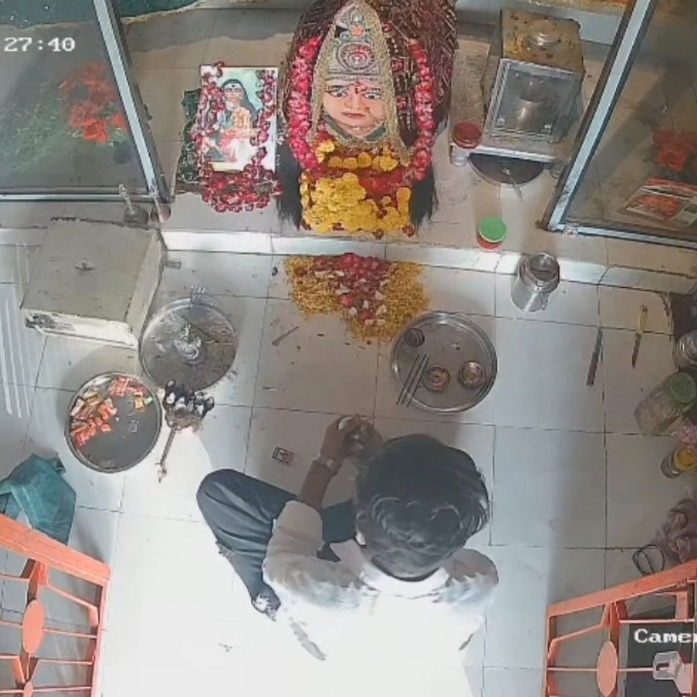 માતાજીને પગે લાગી અગરબત્તી કરી ચાંદીના 7 છતરની ચોરી, CCTV:બગદાણામાં મેલડી માતાના મંદિરમાંથી 50 ગ્રામ ચાંદી લઈ તસ્કર ફરાર, પૂજારી આરતી કરવા આવ્યા ત્યારે ખબર પડી