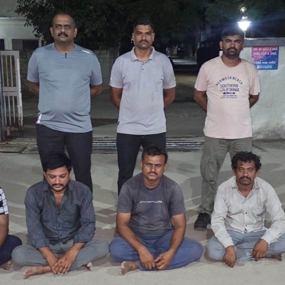 પાલીતાણાના ઘેટી ગામે જુગારના અડ્ડા પર LCBનો દરોડો:તીનપત્તી રમતા પાંસ શખ્સો રંગેહાથ ઝડપાયા, ચાર ફરારા; 25 હજારનો મુદ્દામાલ જપ્ત