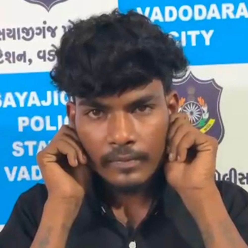 કાર ચાલકનો વીડિયો વાયરલ થતાં પોલીસની કાર્યવાહી:MS યુનિ. કેમ્પસમાં જીવલેણ સ્પીડમાં કાર ચલાવીને સ્ટંટબાજી કરનાર કારચાલકની પોલીસે ધરપકડ કરી, કાન પકડીને માફી માંગી