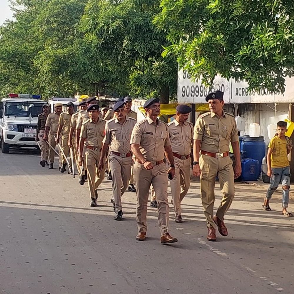 સોનગઢમાં મોહરમ પૂર્વે પોલીસનું ફૂટ પેટ્રોલિંગ:કાયદો વ્યવસ્થા જાળવવા સંવેદનશીલ વિસ્તારોમાં સુરક્ષા સમીક્ષા