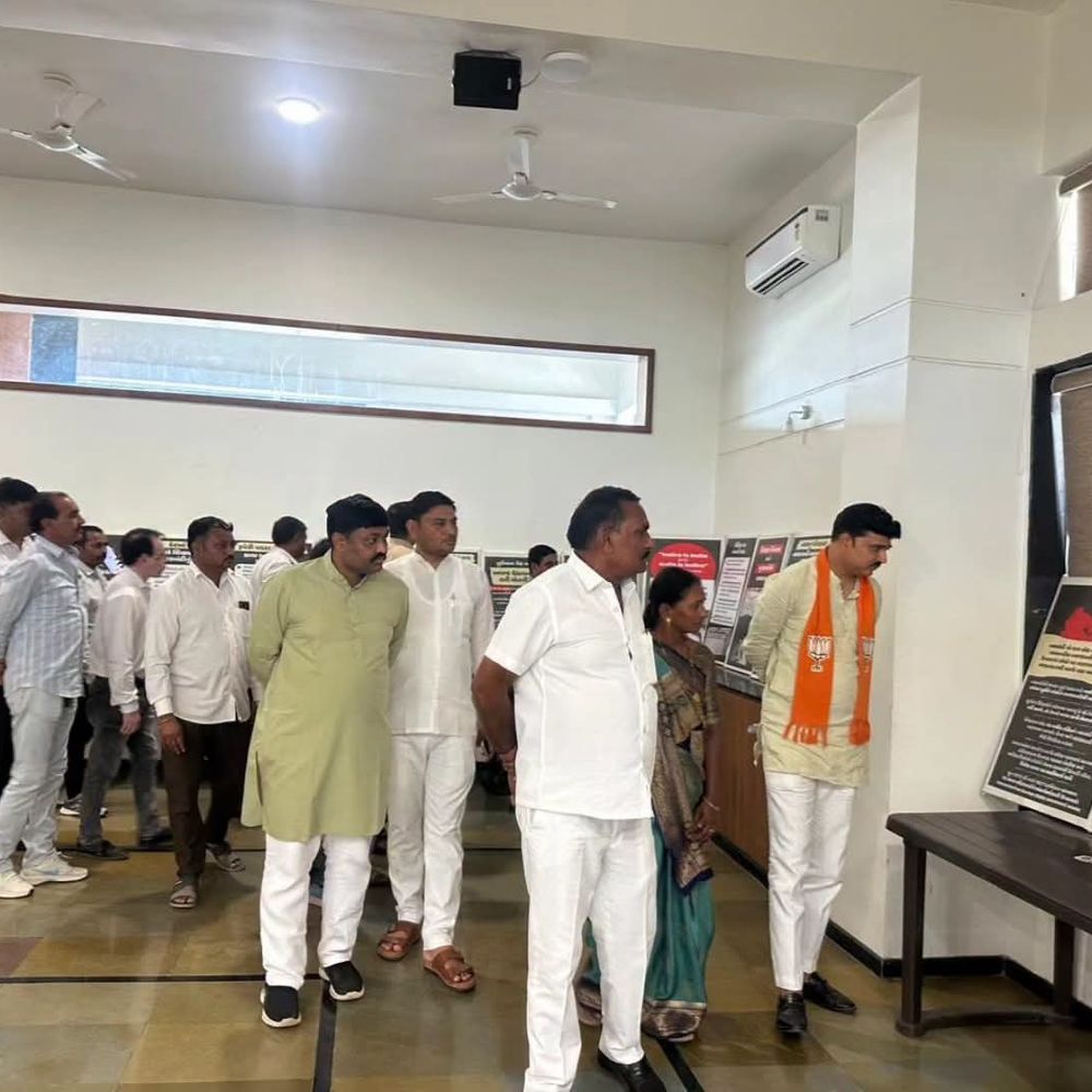 સુરેન્દ્રનગર ભાજપ કાર્યાલયમાં કટોકટીના કાળા દિવસનું પ્રદર્શન યોજાયું:ભાજપના નેતાઓએ લોકશાહી બચાવનાર સેનાનીઓને નમન કર્યા