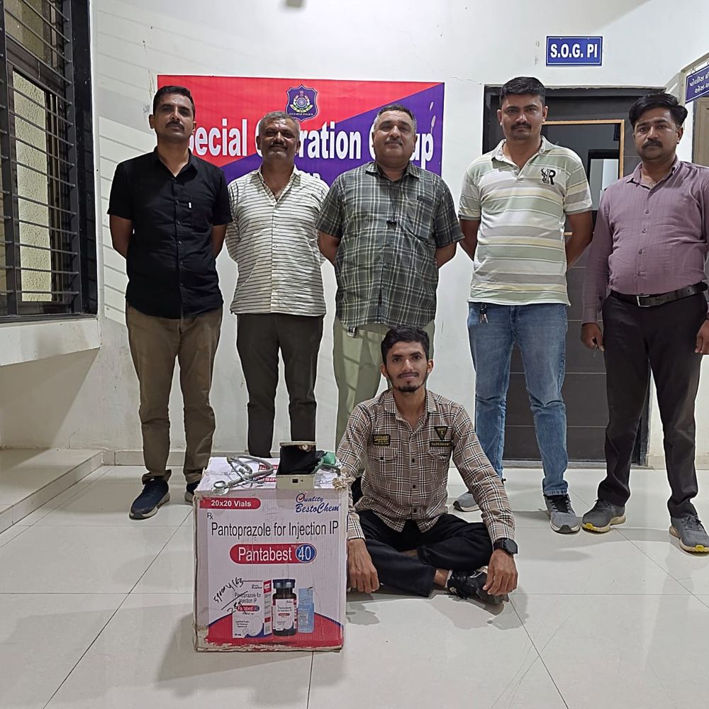 ગઢડાના પડવદર ગામેથી ડિગ્રી વગરનો ડોક્ટર ઝડપાયો:SOG પોલીસે બોગસ ક્લિનિક પર દરોડો પાડી મુદ્દામાલ જપ્ત કર્યો