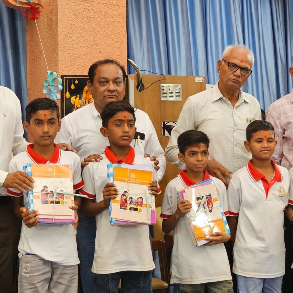 સુરેન્દ્રનગરમાં શાળા પ્રવેશોત્સવ, વઢવાણ-દસાડામાં કાર્યક્રમ:નવપ્રવેશિત બાળકોના ઉત્સાહવર્ધન માટે યુનિફોર્મ અને રમકડાંની કીટનું વિતરણ કરાયું