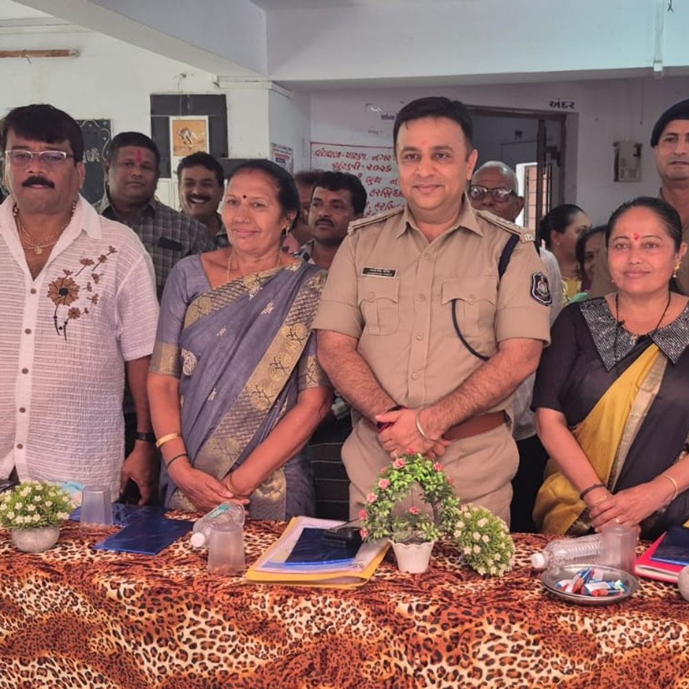 ગીર સોમનાથ SP જાડેજા શાળા પ્રવેશોત્સવમાં જોડાયા:વેરાવળની સરકારી શાળામાં ધોરણ 1 થી 8ના બાળકોને પ્રવેશ અપાવ્યો