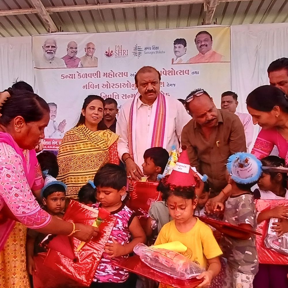 લીમખેડા PM શ્રી શાળામાં પ્રવેશોત્સવ યોજાયો:62 ભૂલકાઓનું સ્વાગત, સાંસદ જશવંતસિંહ ભાભોરની ઉપસ્થિતિમાં કન્યા કેળવણી મહોત્સવ