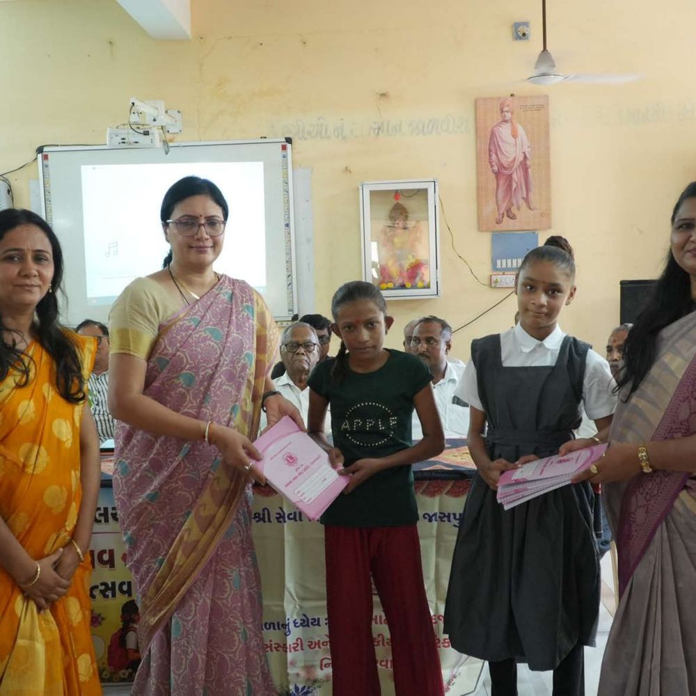 જાસપુરની સેવા સમાજ વિદ્યાલયમાં પ્રવેશોત્સવ અને કન્યા કેળવણી મહોત્સવ:અર્બન ડેવલપમેન્ટના અંડર સેક્રેટરી ધર્મિષ્ઠાબા ઝાલા મુખ્ય અતિથિ બન્યા