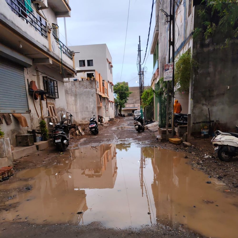 નવસારી મિથિલાનગરીમાં પ્રથમ વરસાદે રસ્તાઓ પર કાદવ, રહીશોની હાલત કફોડી
