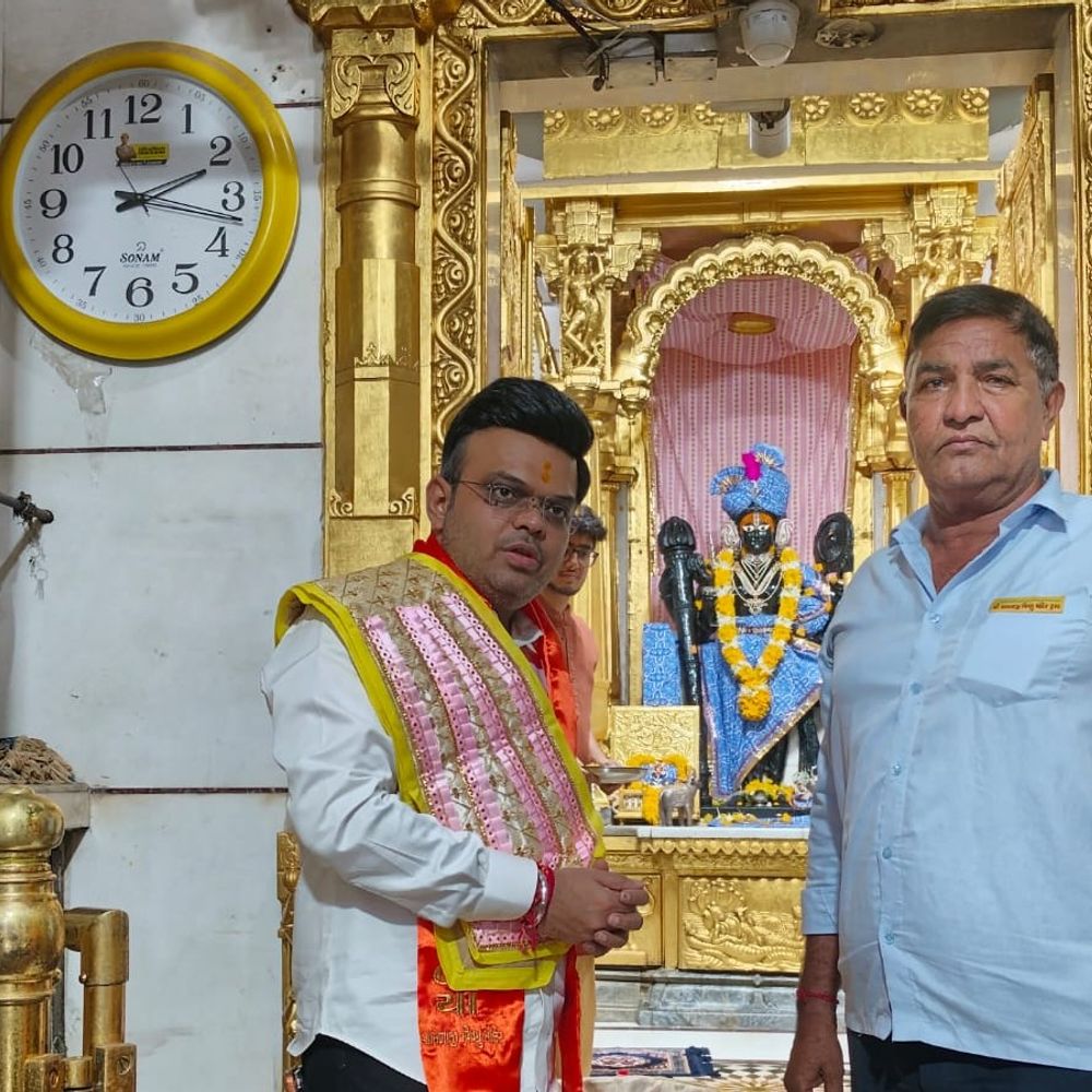 જય શાહે શામળાજી મંદિરમાં ભગવાન શામળિયાના દર્શન કર્યા:ICC ચેરમેન તરીકે ધજા ચઢાવી, મંદિર ટ્રસ્ટે સ્વાગત કર્યું