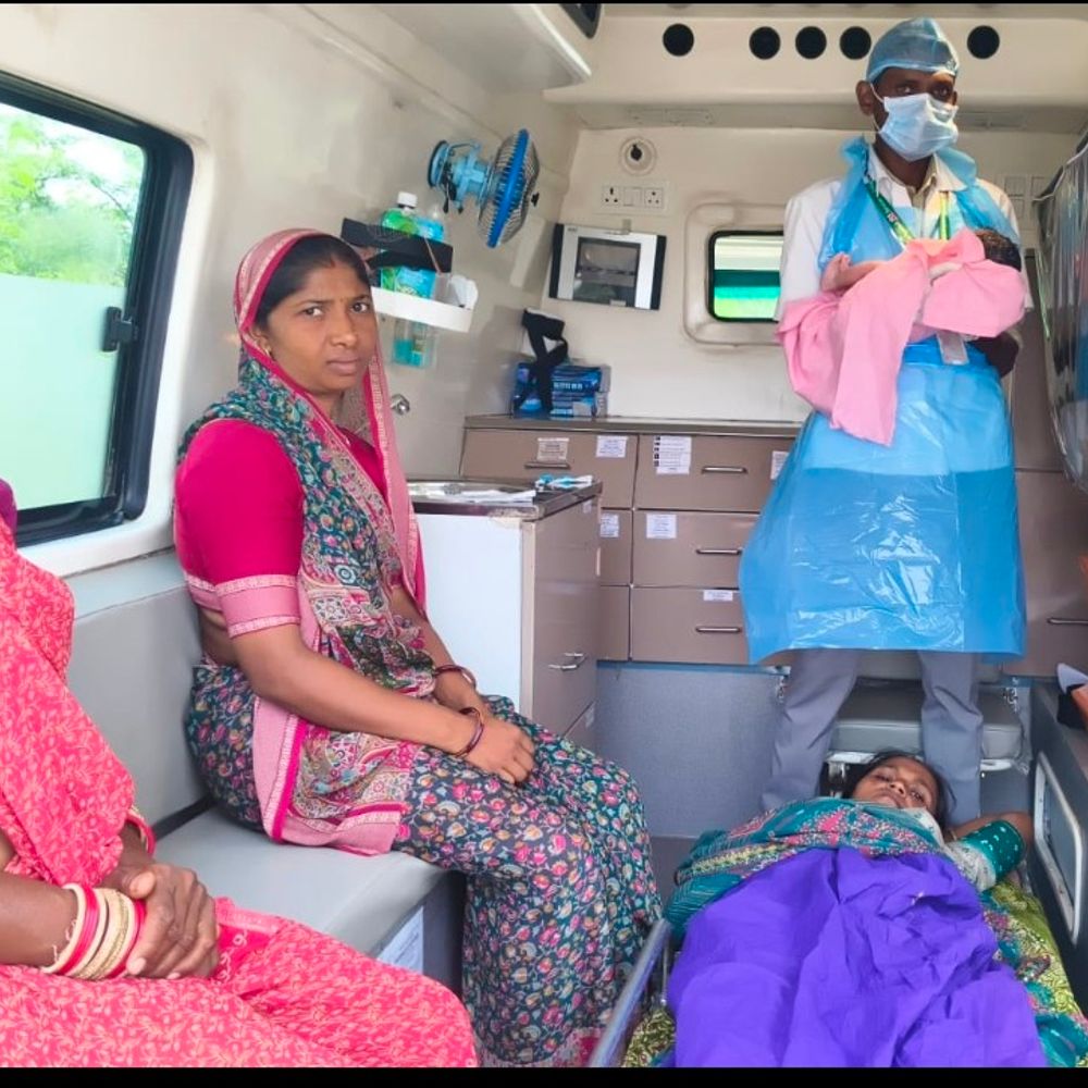 108 એમ્બ્યુલન્સમાં સગર્ભાની સફળ નોર્મલ ડિલિવરી:લુણાવાડાથી ગોધરા રીફર કરાતી વખતે રસ્તામાં જ શહેરા નજીક બાળકનો જન્મ