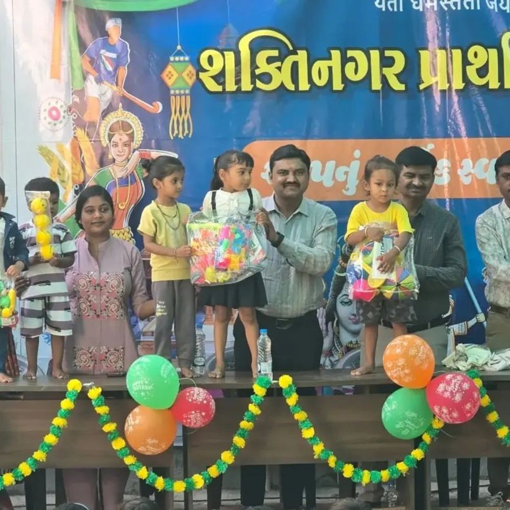 સુરેન્દ્રનગરની શક્તિનગર શાળામાં બાળકોને કીટ અપાઈ:નિખિલભાઈ ચાંપાનેરી સહિતના આગેવાનો હાજર રહ્યા