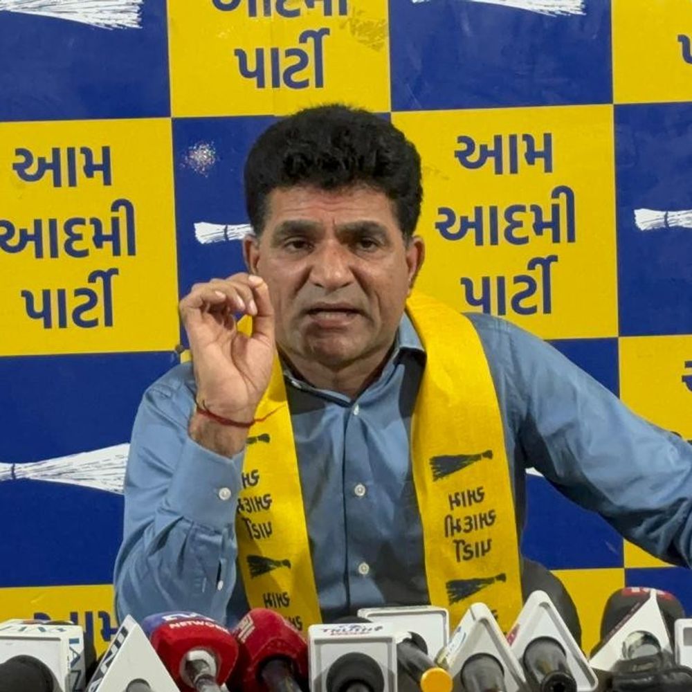 ખેડૂતોના ખેતરોમાં હાઈટેન્શન વીજ લાઈનોના પ્રોજેક્ટ સામે AAPનો વિરોધ:ઈસુદાન ગઢવીએ વળતર અને ખેડૂતોના હકો અંગે ઉઠાવ્યા સવાલો