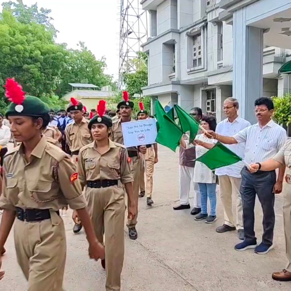 રાજપીપળામાં વિશ્વ ડ્રગ્સ વિરોધી રેલી યોજાઈ:પોલીસ અધિક્ષક વિશાખા ડબરાલે જનજાગૃતિ રેલીને લીલી ઝંડી આપી; ડ્રગ્સના દૂષણથી દૂર રહેવા સંદેશ