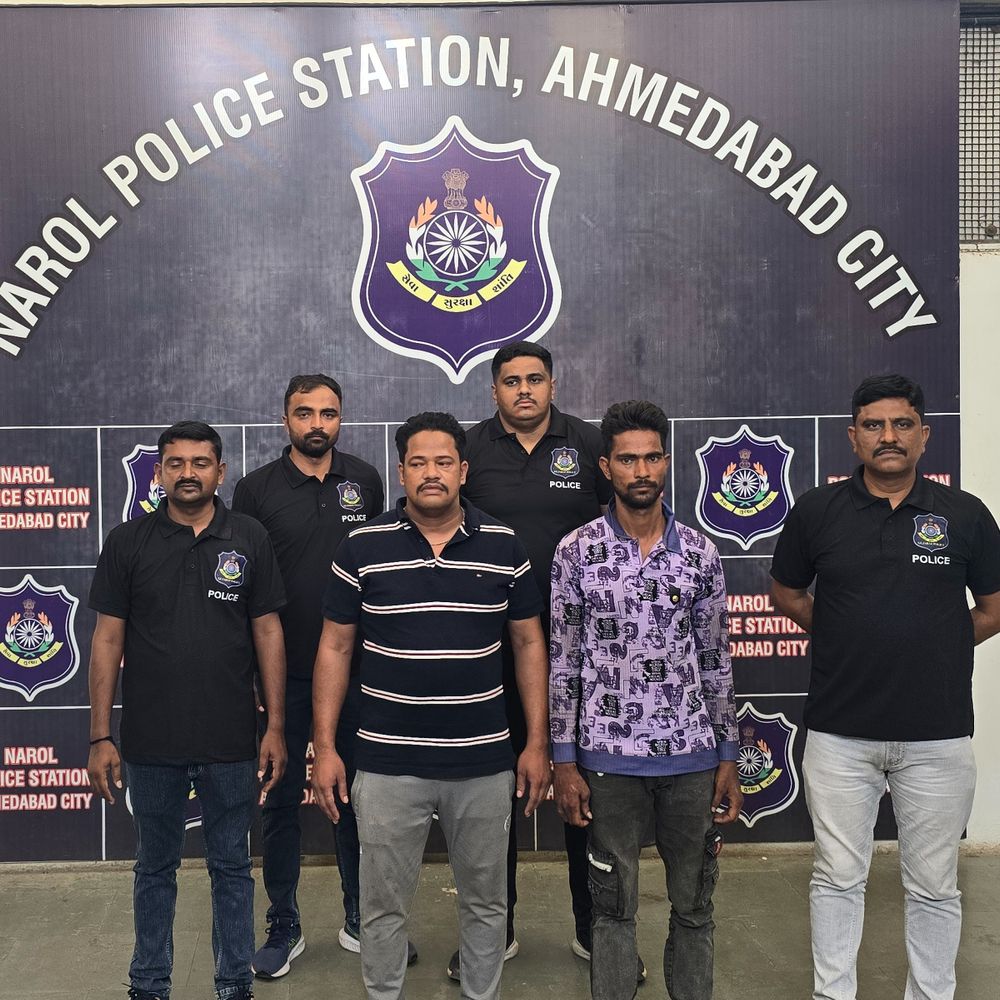 રીક્ષા ચાલક નકલી પોલીસ બનીને લોકોને ડરાવીને પૈસા પડાવતા:'તમે મજૂરોને સમયસર પૈસા આપતા નથી' કહીને યુવકને લૂંટી લીધો, અમદાવાદમાંથી બેલડી દબોચાઈ