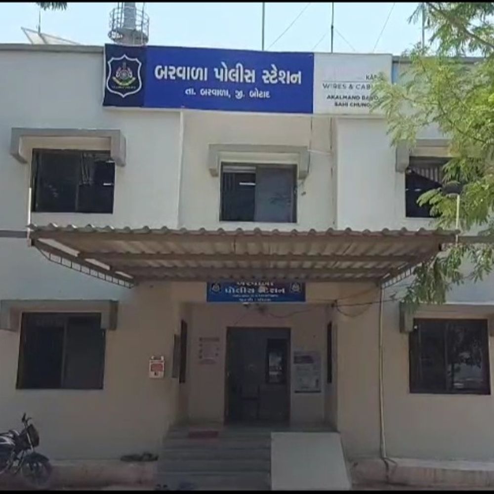બરવાળામાં જુગાર પર પોલીસનો દરોડો:14 ઝડપાયા, 5 ફરાર; રૂ. 5.20 લાખનો મુદ્દામાલ જપ્ત