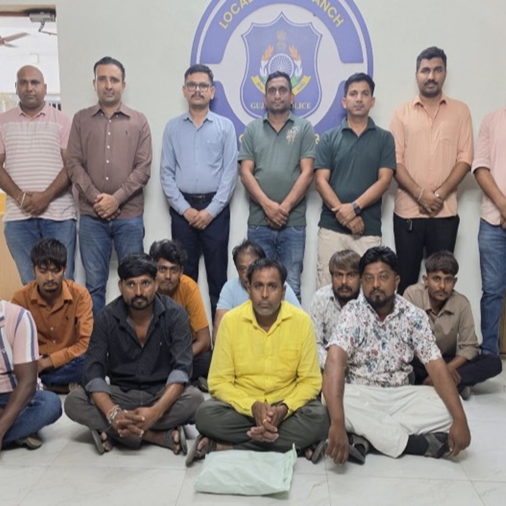 કલોલના ગાયત્રી મંદિર પાસે જુગાર રમતાં નવ શખસ ઝડપાયા:રૂ. 2.78 લાખનો મુદ્દામાલ જપ્ત, જુગાર અડ્ડા પર એલસીબીનો સપાટો