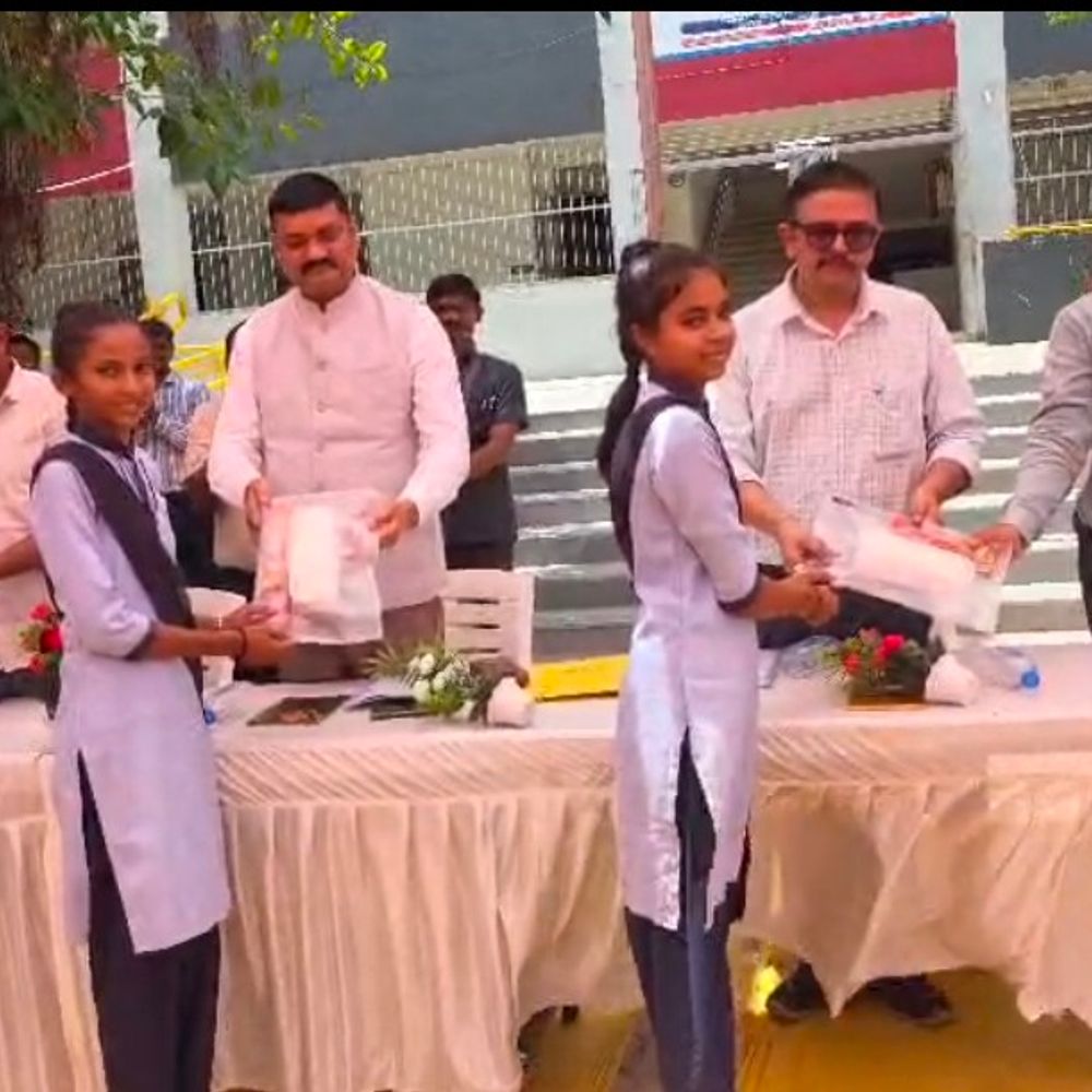 હડદડમાં શાળા પ્રવેશોત્સવ, ધારાસભ્યએ નવી ઇમારતની જાહેરાત કરી:3.20 કરોડના ખર્ચે નવી શાળા બિલ્ડીંગ, લાઇબ્રેરી-બસ સ્ટેન્ડ માટે ગ્રાન્ટ