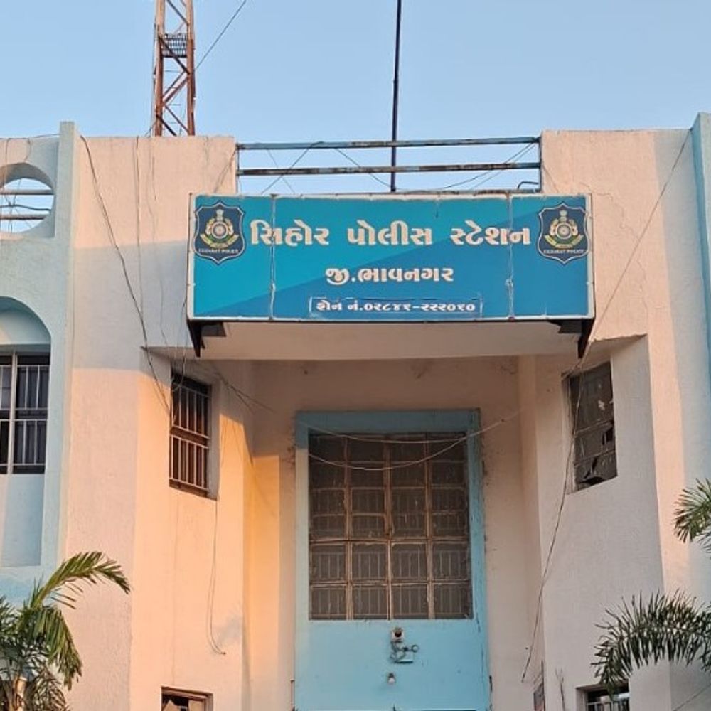 નજીવી બાબતે મારામારી:શિહોરના ભાંખલ ગામે વાડીના શેઢે રસ્તાના મામલે મહિલા પર કુહાડીથી હુમલો, માથામાં 6 ટાંકા આવ્યા
