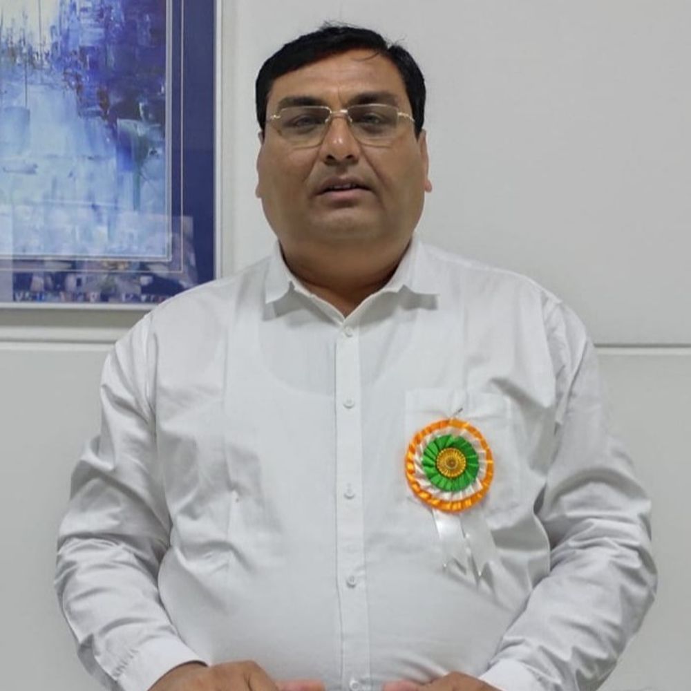 ‘તમારી જગ્યાએ બીજાને નોકરી પર રાખી લીધા છે...’:ડાયમંડ પાવડર ચોરીના ખોટા આક્ષેપથી કંટાળી હીરા કંપનીના મેનેજરનો સસરાના ગામે આપઘાત, ફોન આવતા જ ઝેરી દવા ગટગટાવી