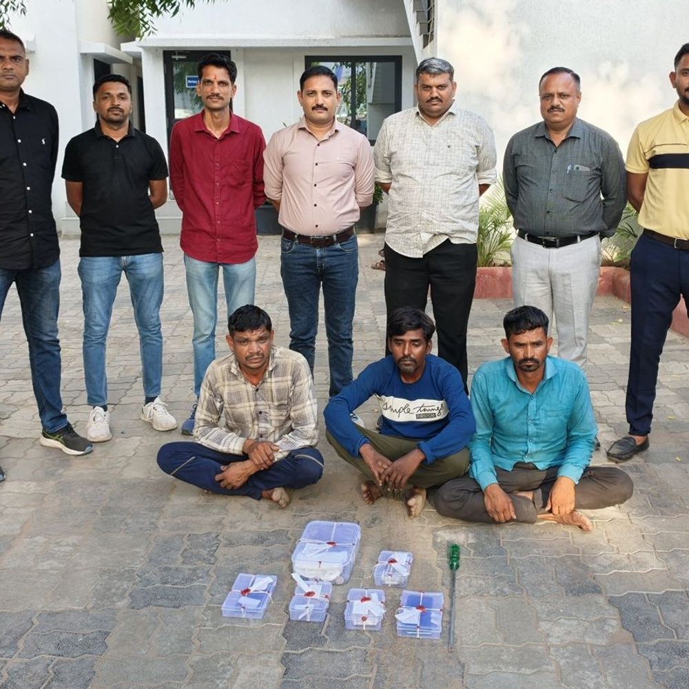 ચડ્ડી બનીયાનધારી ગેંગના 3 સાગરીતો ઝડપાયા:નવસારીમાં ચોરીના મુદ્દામાલ સાથે પોલીસે ઝડપી પાડ્યા, ડઝનથી વધુ ગુના ઉકેલાયા