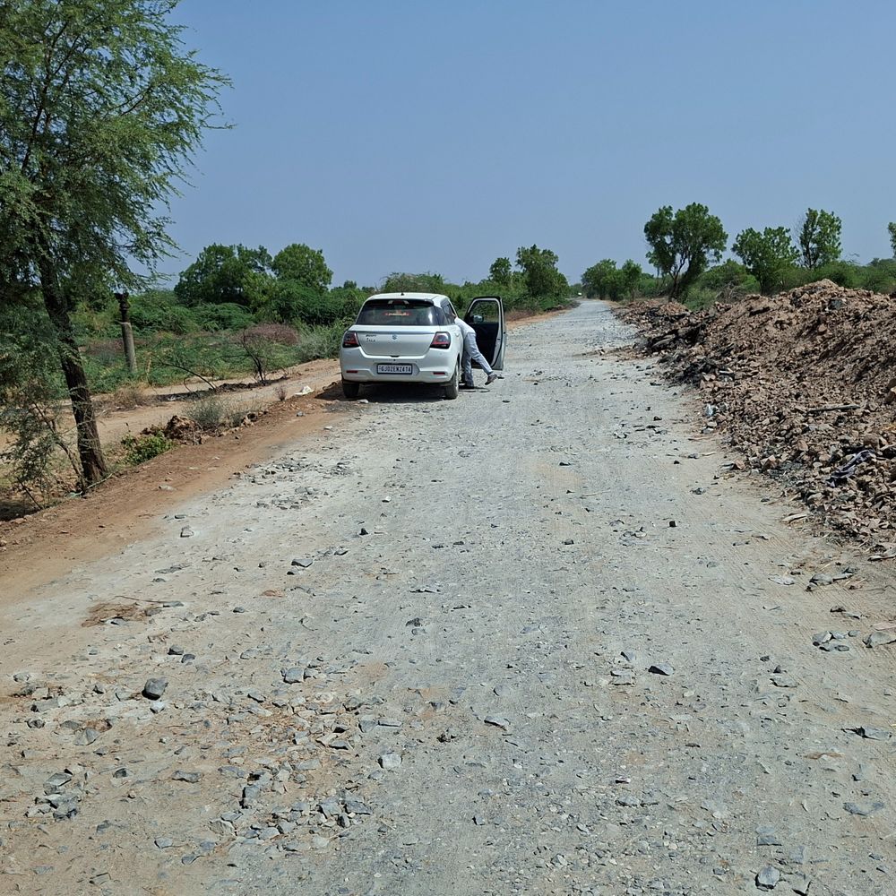 બેચરાજી પંથકમાં રામપુરા-રાંતેજ રોડ બિસ્માર બનતાં સ્થાનિકોમાં રોષ:એસ.ટી. બસ બંધ થતાં દીકરીઓ અસલામતી વચ્ચે 5 કિમી પગપાળા જવા મજબૂર; ગ્રામજનોએ બેનરો સાથે કર્યો વિરોધ