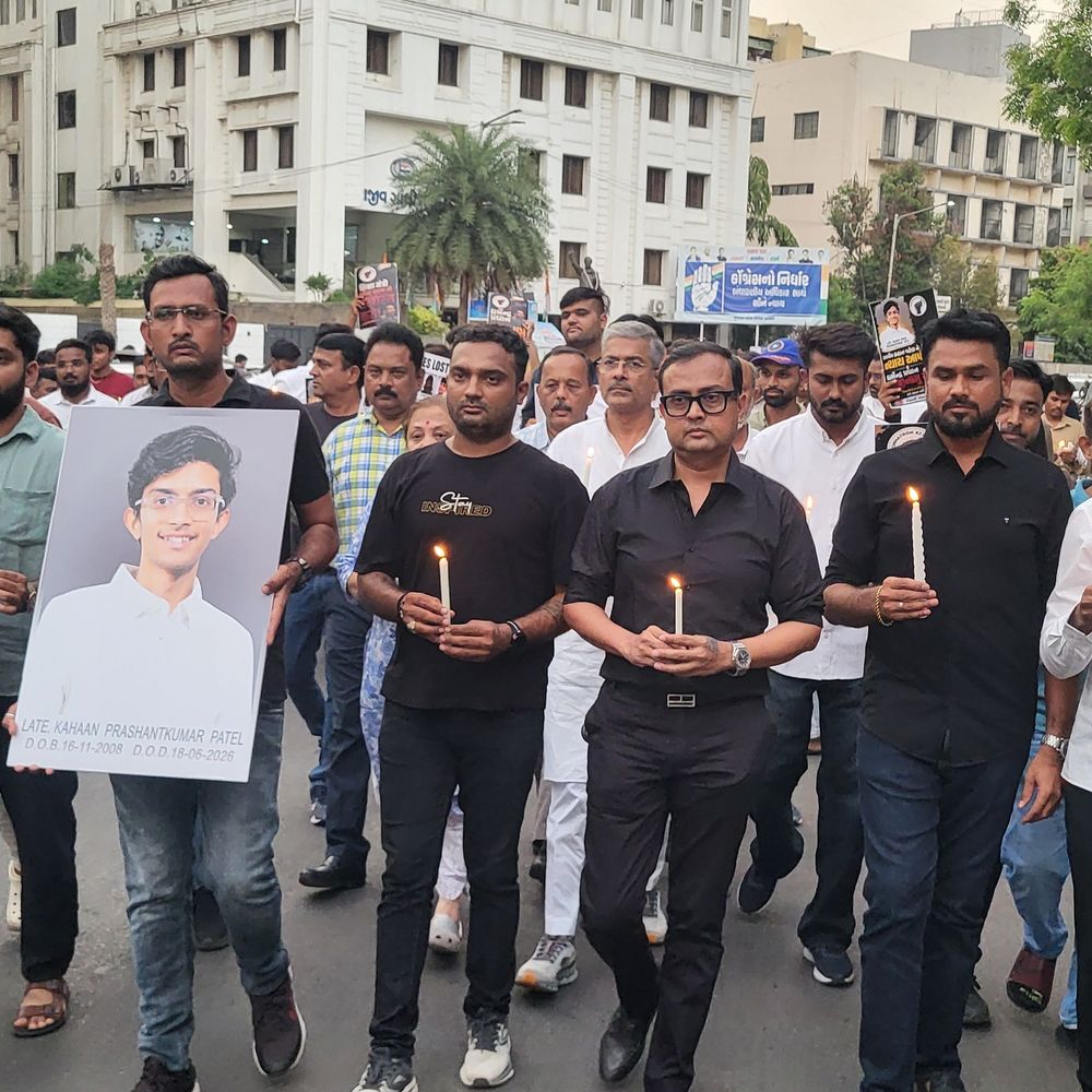 અમદાવાદમાં યુથ કોંગ્રેસની આક્રોશ કેન્ડલ માર્ચ:પેપર લીક મામલે ‘છાત્ર ગુંજ’ કાર્યક્રમ હેઠળ રસ્તા પર ઉતર્યા કાર્યકર્તાઓ, શિક્ષણ મંત્રીના રાજીનામાની માંગ